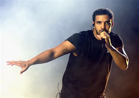 did drake come out as bi|Drake bisexual lyric has fans questioning his。